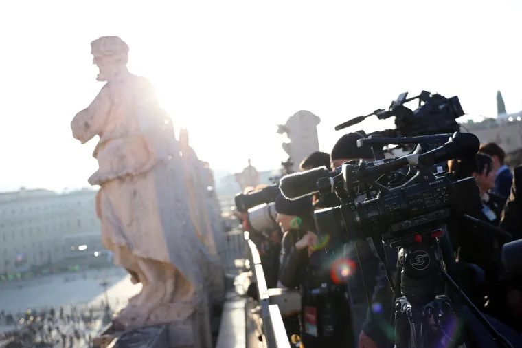 Pogledajte &scaron;to je Zelenski obukao za sprovod pape Franje: Nije u odijelu, ali ni u ratnoj odjeći