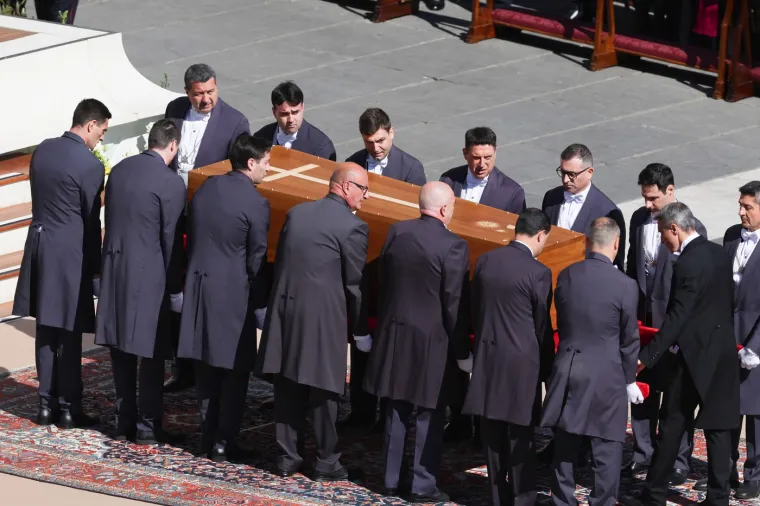 Pogledajte &scaron;to je Zelenski obukao za sprovod pape Franje: Nije u odijelu, ali ni u ratnoj odjeći