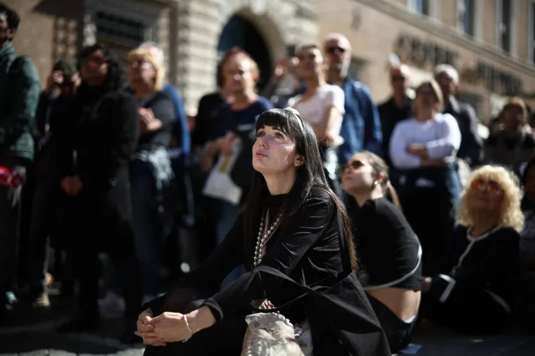 Pogledajte &scaron;to je Zelenski obukao za sprovod pape Franje: Nije u odijelu, ali ni u ratnoj odjeći