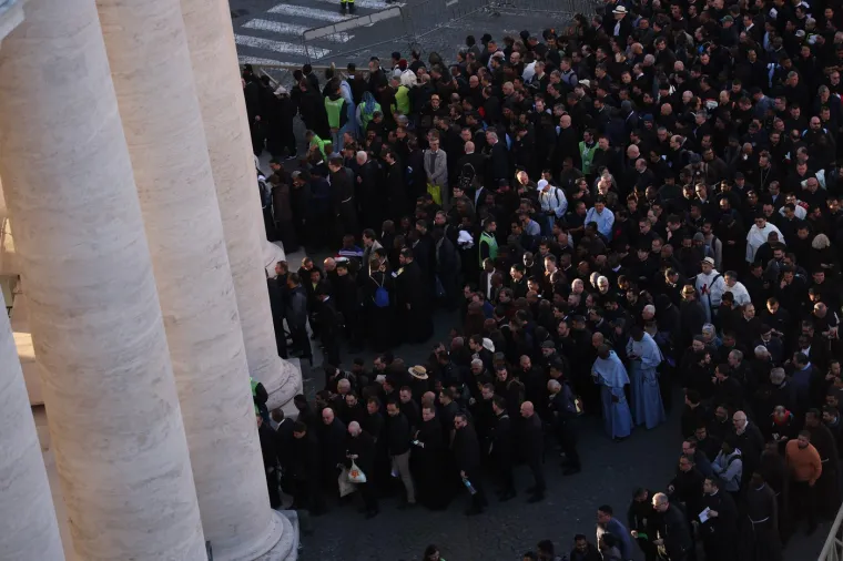 Pogledajte &scaron;to je Zelenski obukao za sprovod pape Franje: Nije u odijelu, ali ni u ratnoj odjeći