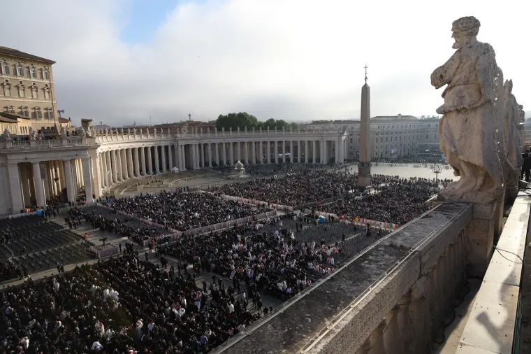 Pogledajte &scaron;to je Zelenski obukao za sprovod pape Franje: Nije u odijelu, ali ni u ratnoj odjeći