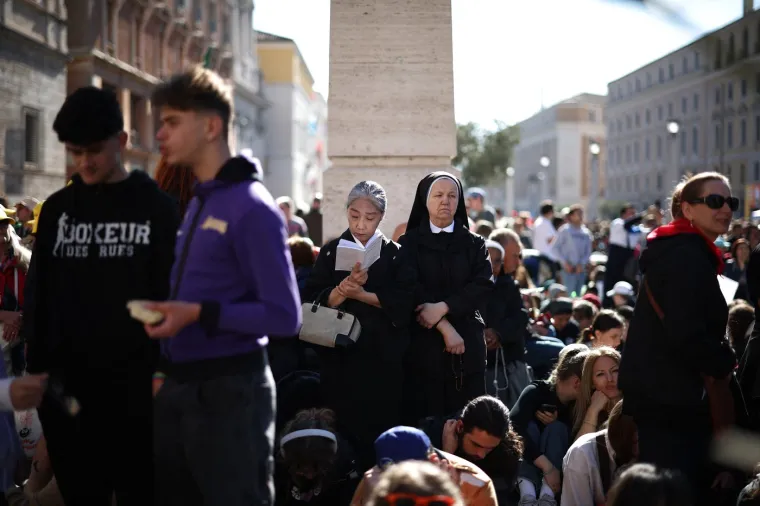 Pogledajte &scaron;to je Zelenski obukao za sprovod pape Franje: Nije u odijelu, ali ni u ratnoj odjeći
