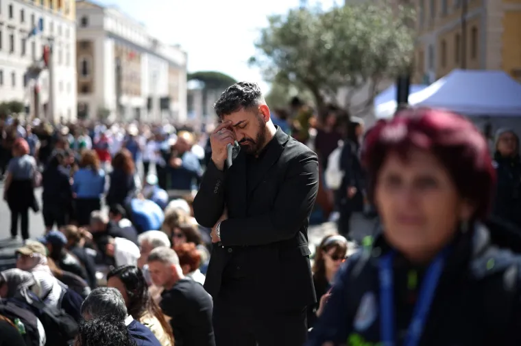 Pogledajte &scaron;to je Zelenski obukao za sprovod pape Franje: Nije u odijelu, ali ni u ratnoj odjeći