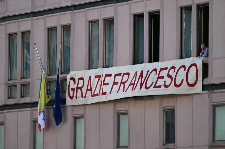 Pogledajte &scaron;to je Zelenski obukao za sprovod pape Franje: Nije u odijelu, ali ni u ratnoj odjeći