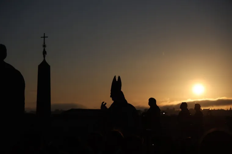 Pogledajte &scaron;to je Zelenski obukao za sprovod pape Franje: Nije u odijelu, ali ni u ratnoj odjeći