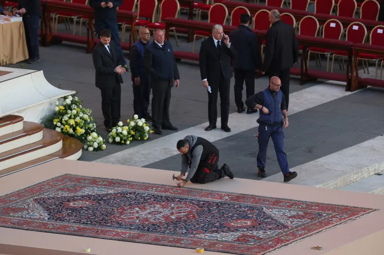 Pogledajte &scaron;to je Zelenski obukao za sprovod pape Franje: Nije u odijelu, ali ni u ratnoj odjeći