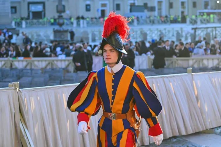 Pogledajte &scaron;to je Zelenski obukao za sprovod pape Franje: Nije u odijelu, ali ni u ratnoj odjeći