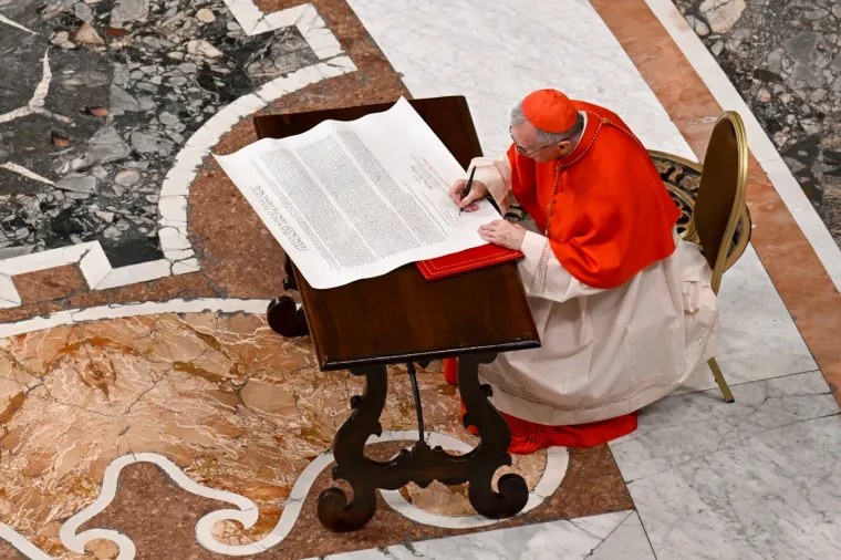 Pogledajte &scaron;to je Zelenski obukao za sprovod pape Franje: Nije u odijelu, ali ni u ratnoj odjeći