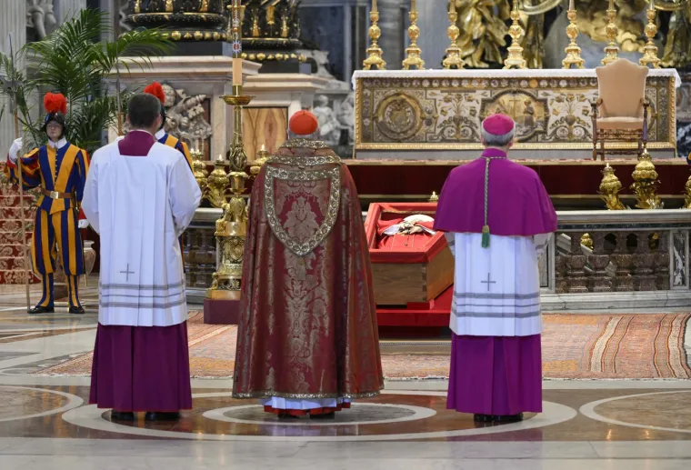Pogledajte &scaron;to je Zelenski obukao za sprovod pape Franje: Nije u odijelu, ali ni u ratnoj odjeći