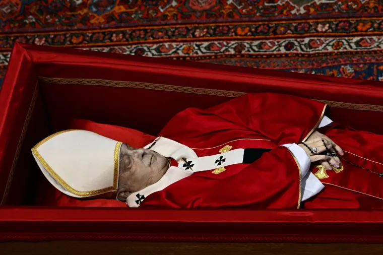 Alfieri je rekao da je poslu&scaron;ao papina pluća. "Bila su jasna, bez pucketajućih zvukova. Oči su mu bile otvorene, ali nije odgovarao na pitanja niti na bol od &scaron;tipanja. Već je bio u komi. Puls mu se usporio, a disanje postalo sve pliće."