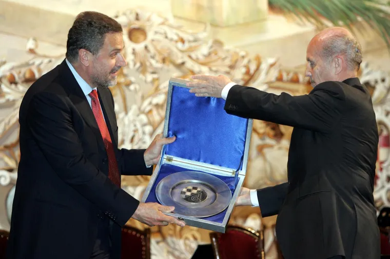 Gradonačelnik Zagreba predao je posebnu plaketu Mirku Bari&scaron;iću, predsjedniku Dinama.