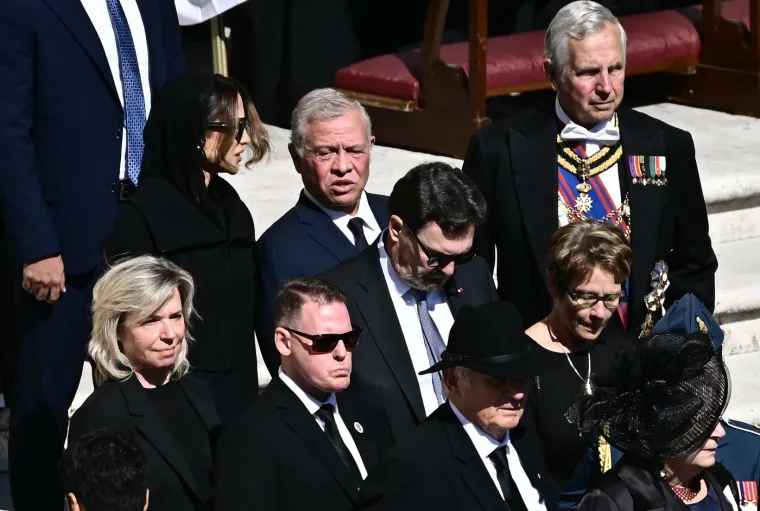 Pogled na kraljicu: Rania zasjala dok je Vatikan oplakivao papu