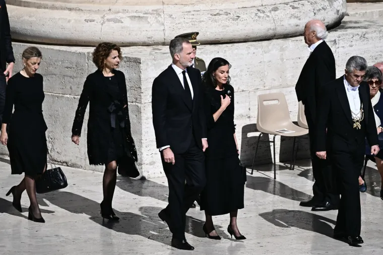 Pogled na kraljicu: Rania zasjala dok je Vatikan oplakivao papu