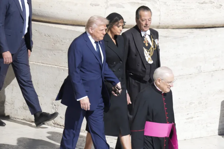 Pogled na kraljicu: Rania zasjala dok je Vatikan oplakivao papu