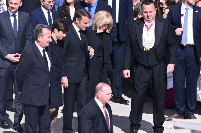 Pogled na kraljicu: Rania zasjala dok je Vatikan oplakivao papu