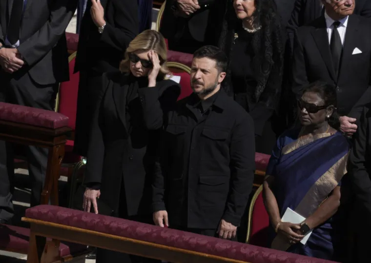 Pogled na kraljicu: Rania zasjala dok je Vatikan oplakivao papu