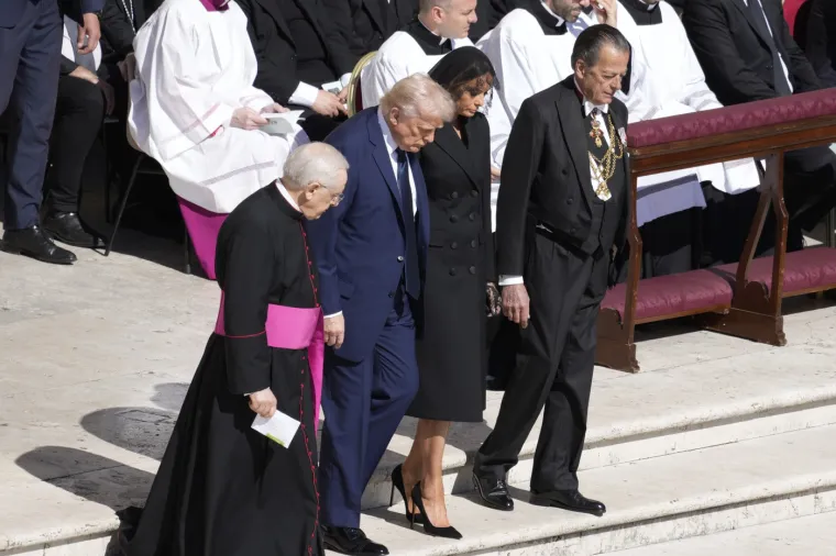 Pogled na kraljicu: Rania zasjala dok je Vatikan oplakivao papu