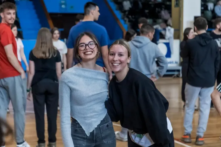 Osječki maturanti nisu se sramili pokazati svoje plesne vještine na podiju