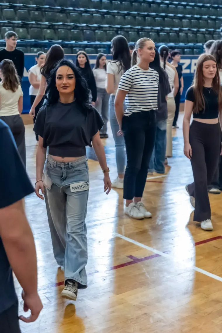 Osječki maturanti nisu se sramili pokazati svoje plesne vještine na podiju