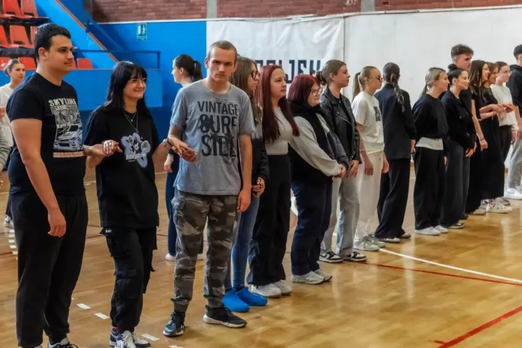 Osječki maturanti nisu se sramili pokazati svoje plesne vještine na podiju