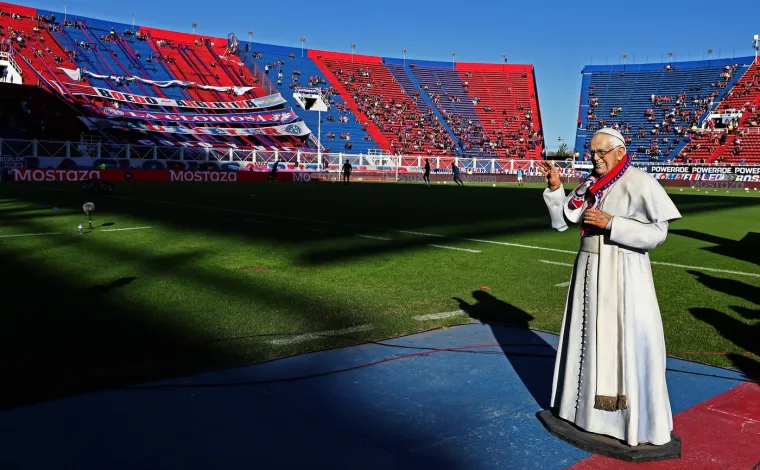 Pogledajte dirljive fotografije iz Papine domovine, a njegov nogometni klub napravio je pravi spektakl
