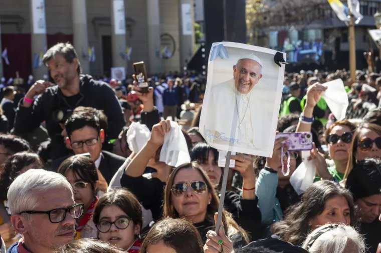 Pogledajte dirljive fotografije iz Papine domovine, a njegov nogometni klub napravio je pravi spektakl