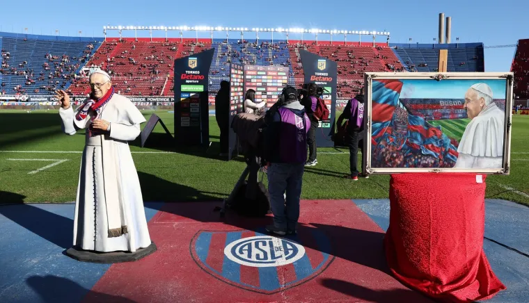 Pogledajte dirljive fotografije iz Papine domovine, a njegov nogometni klub napravio je pravi spektakl