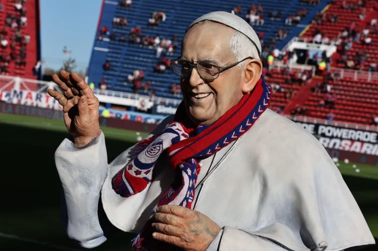 Pogledajte dirljive fotografije iz Papine domovine, a njegov nogometni klub napravio je pravi spektakl