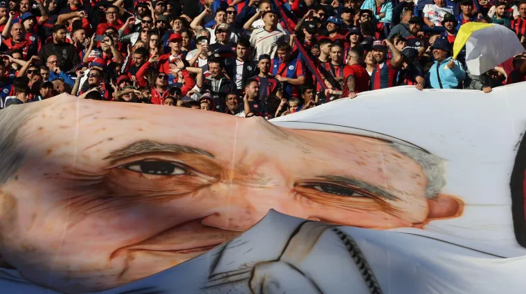 Pogledajte dirljive fotografije iz Papine domovine, a njegov nogometni klub napravio je pravi spektakl