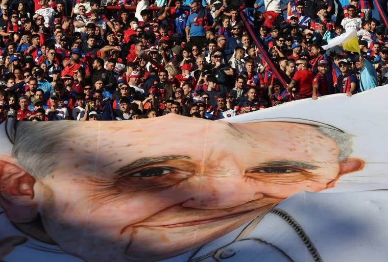 Pogledajte dirljive fotografije iz Papine domovine, a njegov nogometni klub napravio je pravi spektakl