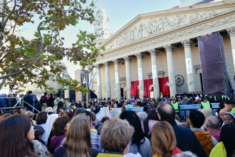 Pogledajte dirljive fotografije iz Papine domovine, a njegov nogometni klub napravio je pravi spektakl