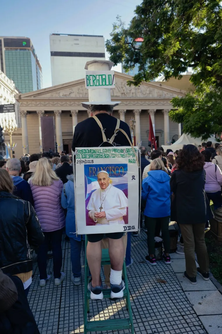 Pogledajte dirljive fotografije iz Papine domovine, a njegov nogometni klub napravio je pravi spektakl