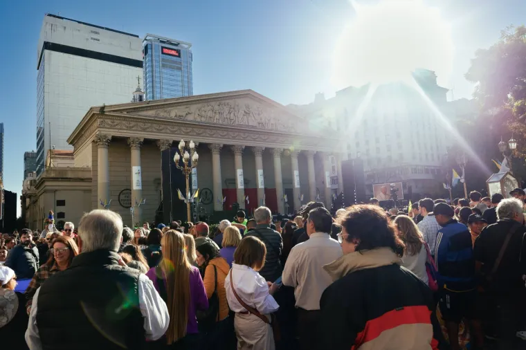 Pogledajte dirljive fotografije iz Papine domovine, a njegov nogometni klub napravio je pravi spektakl