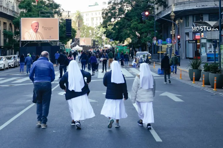 Pogledajte dirljive fotografije iz Papine domovine, a njegov nogometni klub napravio je pravi spektakl
