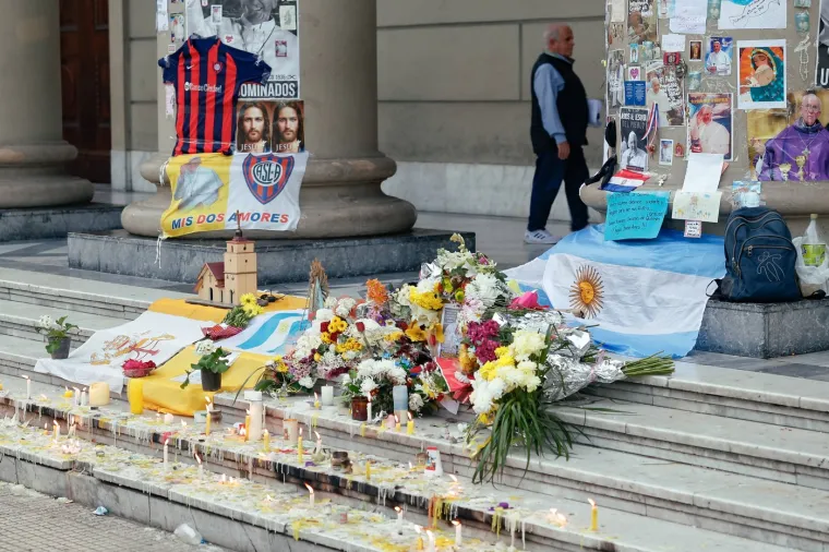 Pogledajte dirljive fotografije iz Papine domovine, a njegov nogometni klub napravio je pravi spektakl