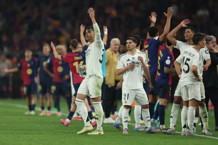 Nogometaši Reala žalili su se na odluke sudca gotovo cijelu utakmicu, a sve je kulminiralo s čak tri crvena kartona za njihove suigrače.