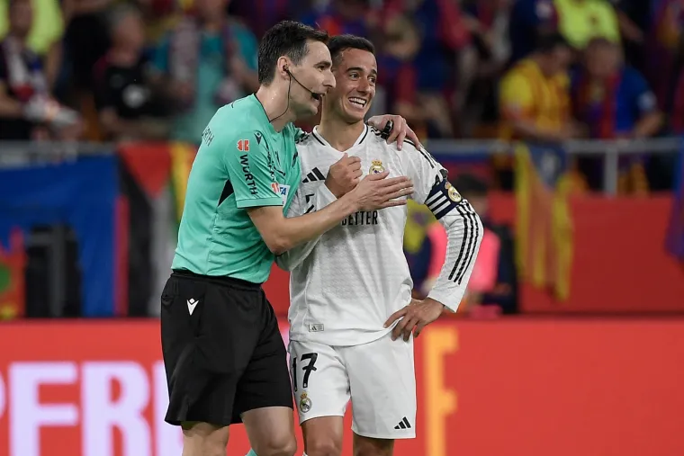 Po ovim fotografijama dalo bi se naslutiti kako su glavni sudac i desni bočni Madriđana zapravo imalo dosta korektan odnos. 