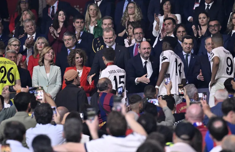 Nogometa&scaron;i Reala izgledali su poti&scaron;teno dok su primali svoje srebrne medalje