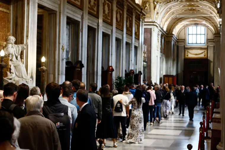 Jednostavan, skroman i voljen papa: Prve fotografije groba u kojem je pokopan Franjo