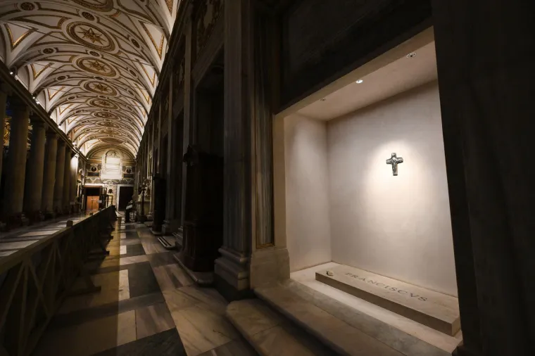 Jednostavan, skroman i voljen papa: Prve fotografije groba u kojem je pokopan Franjo