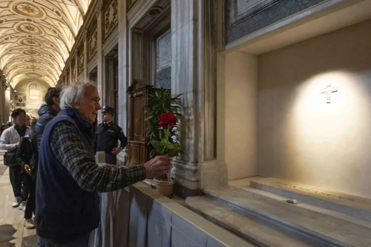 Jednostavan, skroman i voljen papa: Prve fotografije groba u kojem je pokopan Franjo