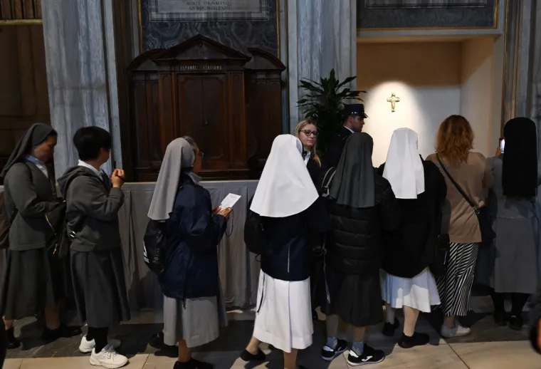 Jednostavan, skroman i voljen papa: Prve fotografije groba u kojem je pokopan Franjo