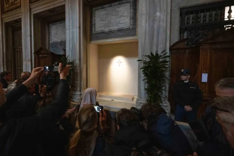 Jednostavan, skroman i voljen papa: Prve fotografije groba u kojem je pokopan Franjo