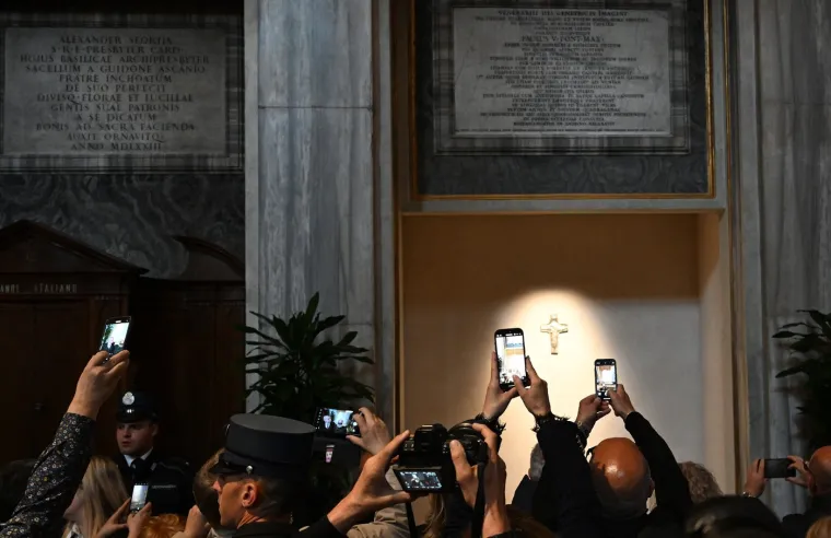 Jednostavan, skroman i voljen papa: Prve fotografije groba u kojem je pokopan Franjo