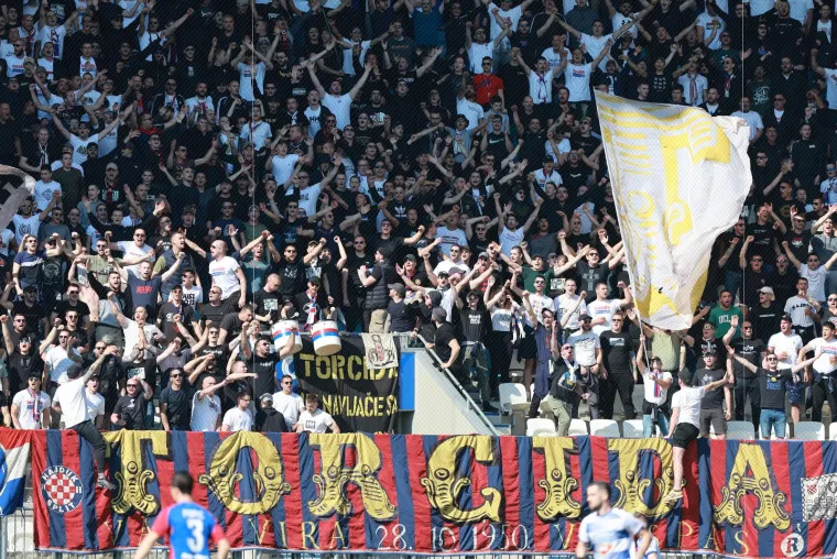 Torcida je nakon susreta nogometa&scaron;e Hajduka, koji su ih do&scaron;li pozdraviti, ispratila pljeskom.