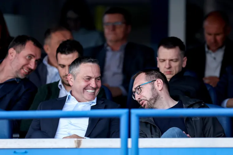 Tomašević je sjedio pored predsjednika HNS-a Marijana Kustića