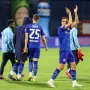 MLAKO POZDRAVILI SJEVER PA MU OKRENULI LEĐA: Ovo je trenutak kad su igrači Dinama okrenuli leđa Boysima. Boysi nisu okrenuli leđa igračima kad im nije išlo. Lukas Kačavenda (na slici) zapljeskao je Boysima, ali generalno to nije bila ona zahvala igrača navijačima kakvu su dosad imali. Praksa je cijele sezone da igrači dođu pred navijače i s njima odnavijaju, plješću, vesele se. Ovog je puta to izostalo. Zahvala im je bila jako jako mlaka. 