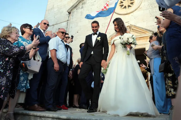 Kristina je tom prilikom zablistala u jednostavnoj, ali elegantnoj vjenčanici spuštenih ramena, dok je u ruci nosila buket od blijedoružičastih peonija. 