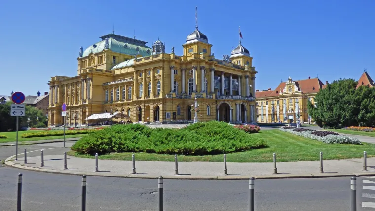 2. Zagreb: Glavni grad Hrvatske uvijek je dobra ideja. Spojite istraživanje povijesnog Gornjeg grada, šetnju živopisnom Tkalčićevom ulicom ili opuštanje u nekom od brojnih parkova poput Maksimira. Zagreb nudi bogat kulturni sadržaj, od muzeja i galerija do kazališta, kao i izvrsnu gastronomsku scenu. Iskoristite priliku za posjet obližnjoj Medvednici, omiljenom izletištu Zagrepčana, za planinarenje i svjež zrak.