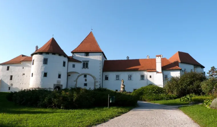 
3. Varaždin: Grad baroka, glazbe i cvijeća očarat će vas svojom skladnom arhitekturom, uređenim parkovima i opuštenom atmosferom. Prošećite povijesnom jezgrom koja je poput muzeja na otvorenom, posjetite Stari grad (Varaždinski dvorac) i uživajte u kavi na jednom od šarmantnih trgova. Varaždin je idealan za romantični bijeg ili miran obiteljski izlet, a poznat je i kao grad bicikala.